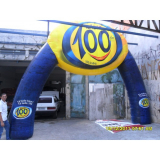 totem inflável com logo Cajamar